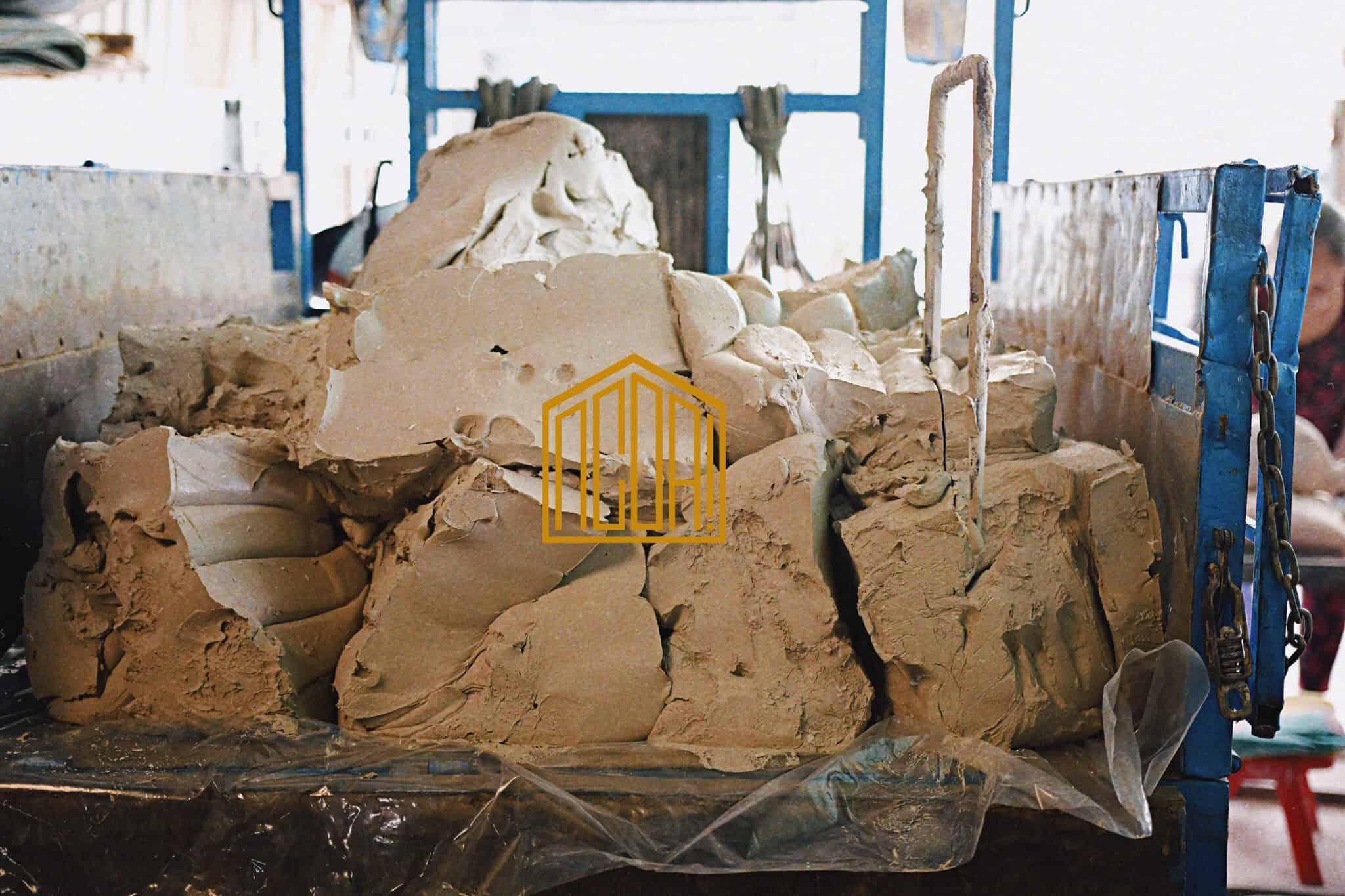 Đất sét được mua từ nhà máy, đã qua xử lí , được chuyển về xưởng